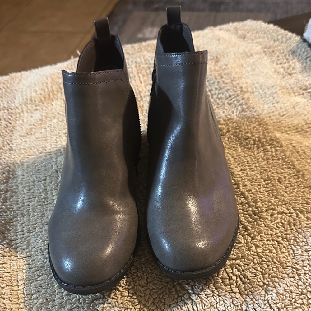 AMERICAN RAY Elegant Gray Ankle Boots - Picture 6 of 9